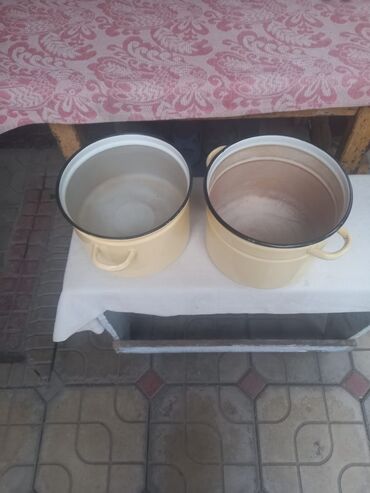 Наборы посуды: Набор разнообразной кухонной утвари, включающий эмалированные — 9