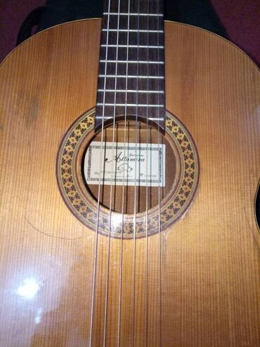 арабские музыкальные инструменты: Ипанская гитара . 
Оригинал