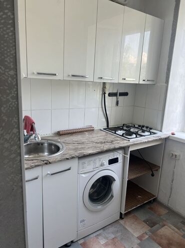 сдаётся однокомнатная квартира долгосрочное: 1 бөлмө, Кыймылсыз мүлк агенттиги, Чогуу жашоосу жок, Жарым -жартылай эмереги бар
