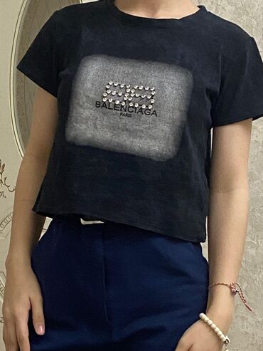 женские кружевные бюстгальтеры: Qısaqol qadın köynəyi – qara rəngdə, crop fason. Sinə hissəsində