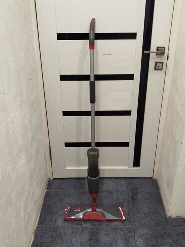 аквариум фильтр: Плоская швабра с распылителем Rubbermaid Reveal. - Встроенный