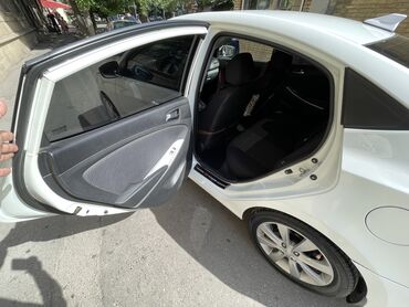 Hyundai: Hyundai Accent: 1.6 l | 2011 il Sedan — 28