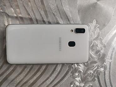 iphone x kreditle satisi: Samsung Galaxy A40, 64 GB, rəng - Ağ, Barmaq izi — 1