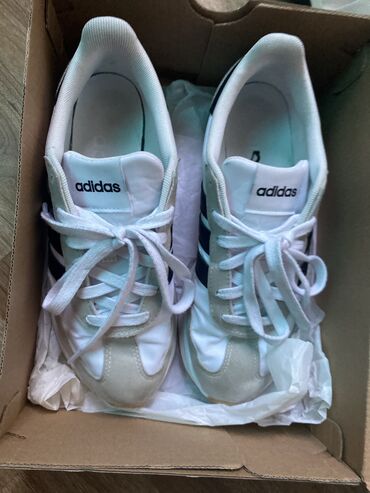 spor ayaqqabı: Adidas uşaq idman ayaqqabıları, ölçüsü 6 (ABŞ). Ağ və boz rənglərdə