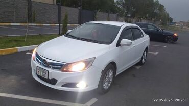 вариант машины: Белый седан BYD Е5 Автомобиль с экономичным двигателем, подойдет для
