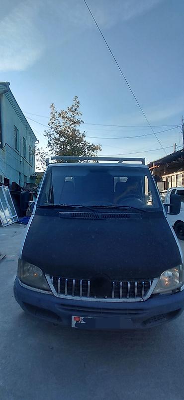 Грузовой бортовой автомобиль Mercedes-Benz (кабина белая, черный