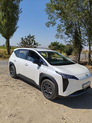 крылья: Электромобиль GAC Aion Y Plus, белый кроссовер. Запас хода 510км — 2
