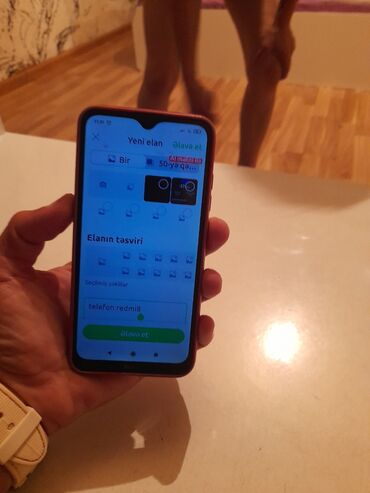 optimal electronics telefonlar: Qırmızı rəngdə olan bu mobil telefon, əsas funksiyaları yerinə