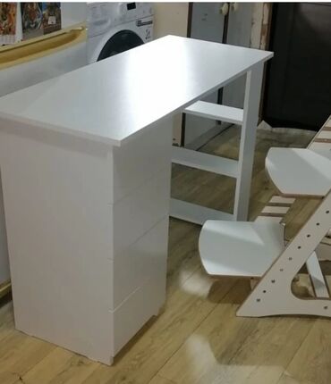 письменный стол для школьника: Стол, цвет - Белый, Б/у