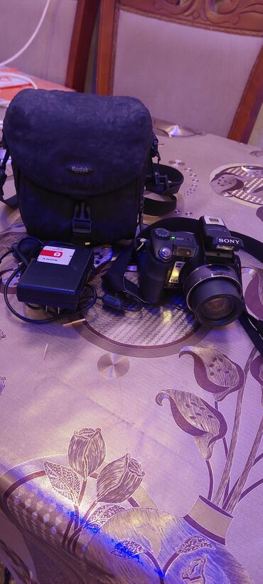 Fotokameralar: Fotoaparat Sony DSC-H7
tam işləkdir