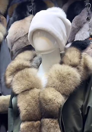 Пуховики и зимние куртки: Продаю НАТУРАЛЬНУЮ парку. Очень теплая и мягкая.Нарукавники — 2