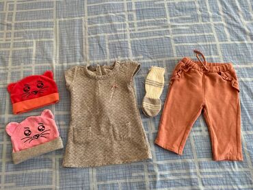 верхняя одежда женская: Продаю вещи на девочку и пакет игрушек. Вещи до 8-9 месяцев. Игрушки с