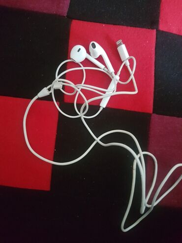 naushniki apple earpods iphone 5: Apple EarPods . Оригинал!!! разъём Лайтнинг ( lightning ) состояние