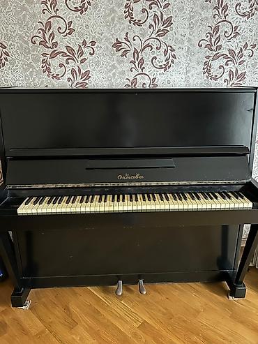 Musiqi alətləri: Odessa markalı qara rəngli dik pianino. Bu pianino klassik dizaynı ilə — 1