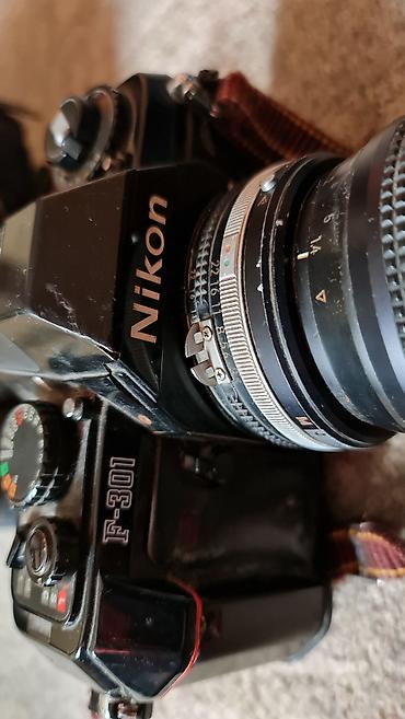 ploca za gramofon: Nikon F-301 analogni 35mm SLR fotoaparat sa objektivom i dodatnom — 4