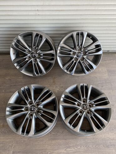 Шины: В продаже оригинальные диски Toyota Camry 55 SE Диаметр R17 PCD — 4