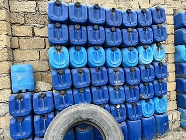 seyf qapisi: Mavi plastik kanistrlər (bidonlar) - Həcmi: təxmini 20–30 litr - — 1