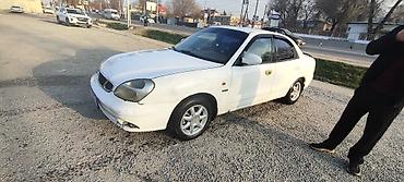 Другие автомобили: Белый седан компакт‑класса с передним приводом. Кузов 4‑дверный, на — 6