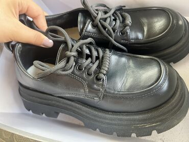 сапоги зимние женские натуральная кожа натуральный мех распродажа: 👢 Массивные черные туфли на платформе Состояние: почти новые