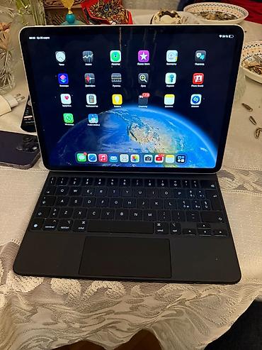 Apple iPad: Apple iPad Pro (gümüş rəng) + Magic Keyboard - Model: iPad Pro — 8