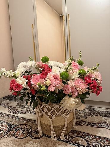 Букеты из живых цветов: Большая цветочная композиция в декоративной корзине - Пышный — 9