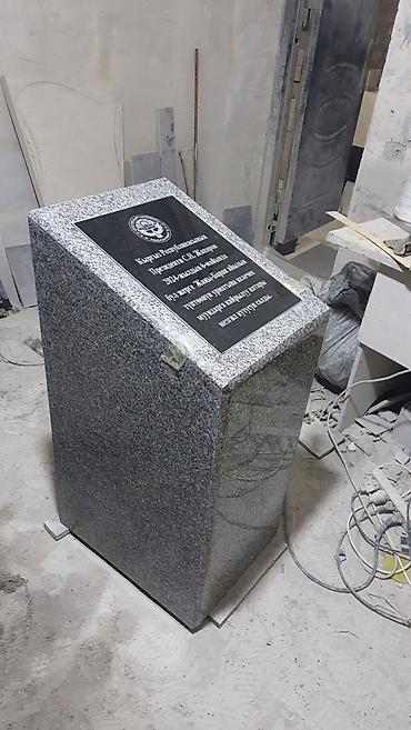 Тумбы на заказ: Гранитная тумба «Капсула времени» с верхней плитой под мемориальную — 6