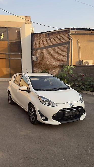 roewe er6: Toyota Prius C: 2018 г., Вариатор, Гибрид, Хэтчбэк — 2