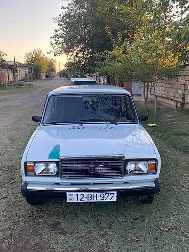 vaz on şuşə: VAZ 2107 “Jiquli” – sedan, ağ rəng.⁸ - Kuzov: 4 qapı, klassik künclü — 7