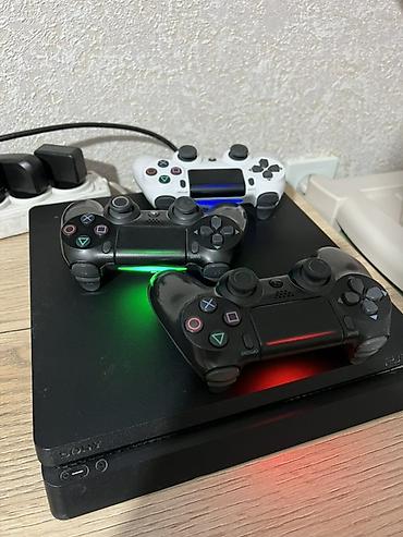 PS4 (Sony PlayStation 4): PlayStation 4 Slim (чёрная) — игровая консоль с комплектом аксессуаров — 1
