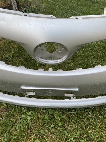 на corolla: Передний Бампер Toyota 2013 г., Б/у, цвет - Серебристый, Оригинал