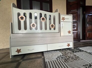 кассовая полка: Детская кроватка с комодом и ящиками для хранения. Кроватка выполнена