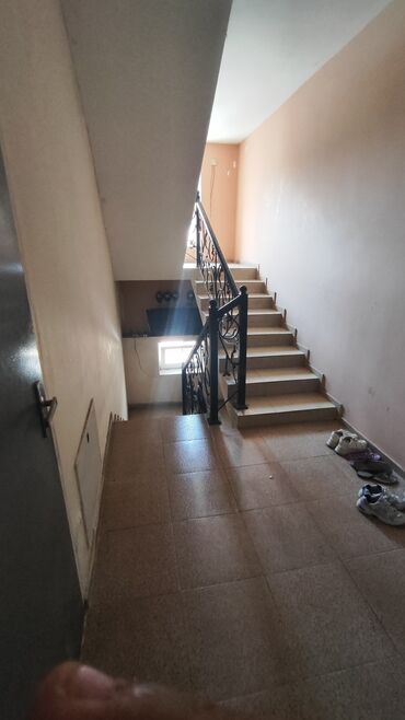 Uzunmüddətli kirayə mənzillər: Komsamol dairesinde. piyada keçidin yanında. 24 saat oba marketin — 7