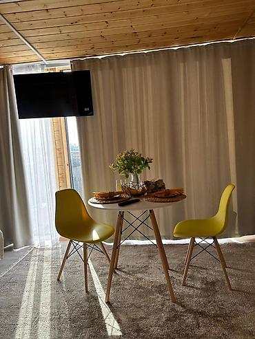 Двуспальные кровати: Сдается посуточно стильный модульный дом-студия из натурального дерева — 5