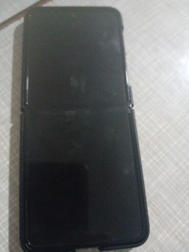 Samsung: Na prodaju telefon samsung galaks Z flip 3, 5G