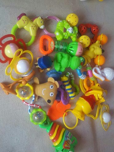детские игрушки погремушки: Погремушки