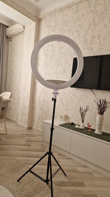 İşıqlandırma: Dairəvi formalı, işıqlandırma üçün nəzərdə tutulmuş ring lampa