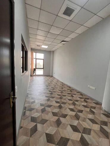 Ofislər: 28 May metrosuna piyada məsafədə. Nefçilər Prospektinə, 8 Noyabr və — 9