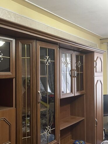 кухонная мебель на заказ в баку: Klassik üslubda iri ölçülü qonaq otağı “stena” mebeli. Xüsusiyyətlər