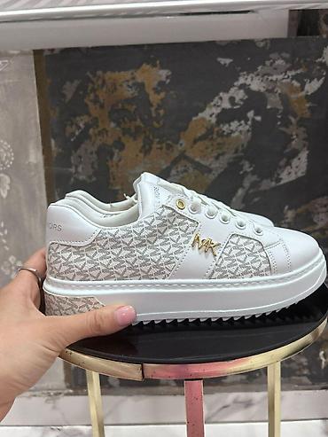 Patike: ⚜🌸🤍 𝐍𝐎𝐕𝐀 𝐊𝐎𝐋𝐄𝐊𝐂𝐈𝐉𝐀 🤍🌸⚜ 𝐁𝐫𝐨𝐣𝐞𝐯𝐢: 36 - 40 𝑪𝒆𝒏𝒂: torbice 3200 din — 4