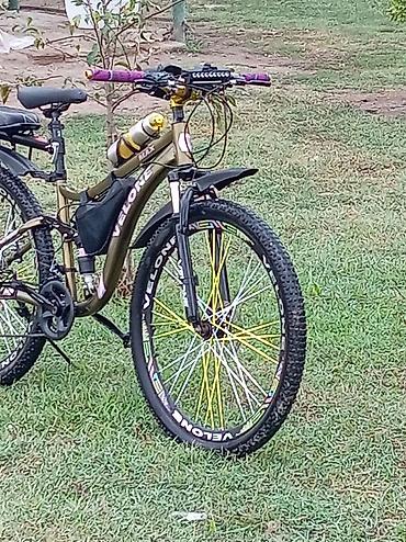 zigzag velosiped: Dağ velosipedi – Velone markalı, 26 düymlük təkərlər Xüsusiyyətlər: - — 2