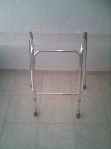 Πωλούνται περιπατητής, μπαστούνι και γκλίτσα