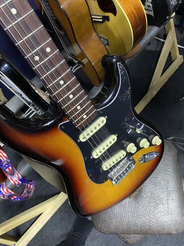 губная гармонь: Fender настоящий мексиканец 
есть кофр в комплекте ОРИГИНАЛ