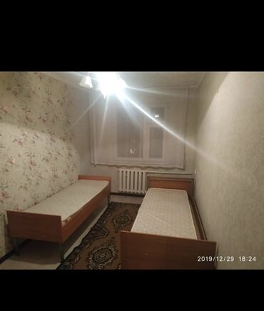 продам кровать полуторку: Односпальная кровать, Б/у, С матрасом, длина - 200 см