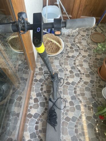 Giroskuterlər: Elektrik skuter - Qatlana bilən dizayn, daşımaq və saxlamaq rahatdır