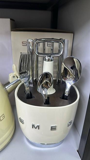 Набор кухонных аксессуаров SMEG в фирменной подставке. -