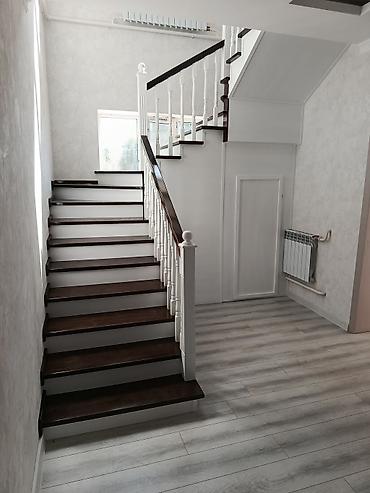 Деревянные лестницы: Деревянная лестница Для дома, Форма лестницы: Г-образная, Стиль: Классический — 31