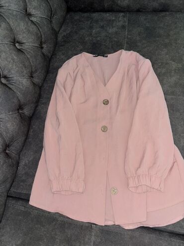 букет из мягких игрушек: Zərif pudra-çəhrayı rəngdə qadın üst geyimi (kardiqan/kofta). Düymesin