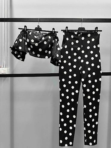 ps helanke: Damski komplet – crop top i pantalone na tufne - Boja: crna sa belim — 2
