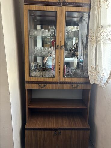 Masalar və oturacaqlar: Açılan, 2 qapılı Düz dolab, Bufet