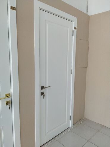 Otaq qapıları: Ağ rəngli taxta interyer qapısı müasir dizayna malikdir. Qapı cüt